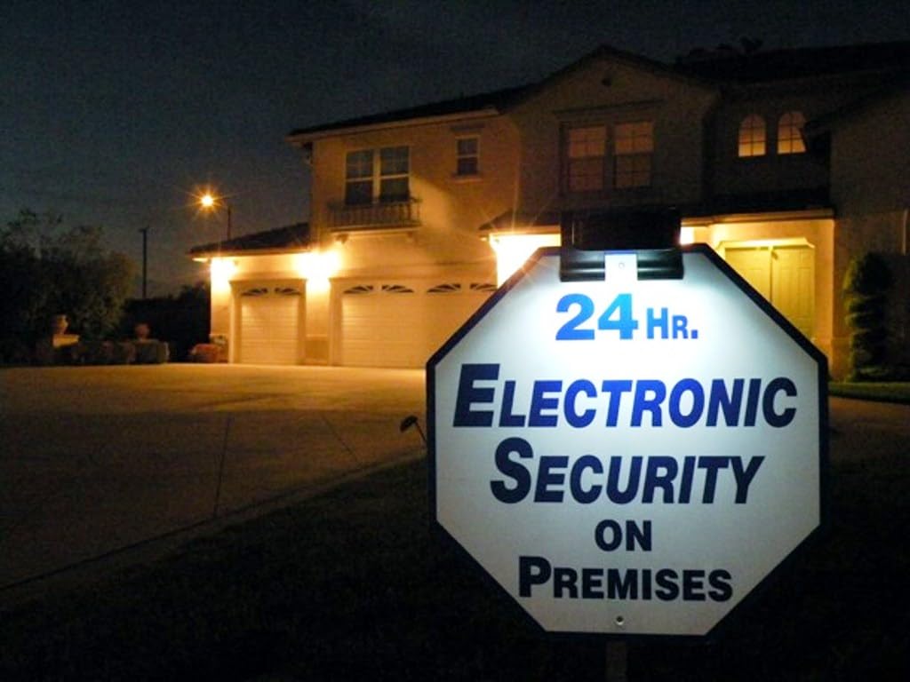 Homebrite Wunder Solar Spotlight dusk-to-dawn sensor enables automatic lighting.