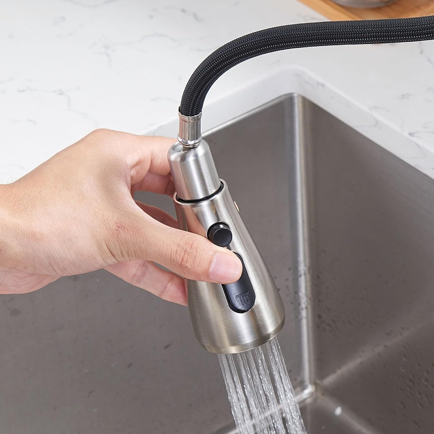 Ceramic discs ensure smooth flow with minimal dripping on HOTIS faucet
