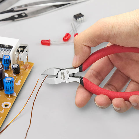HOUSERAN cutting soft wire close-up demonstrates clean, precise cuts.
