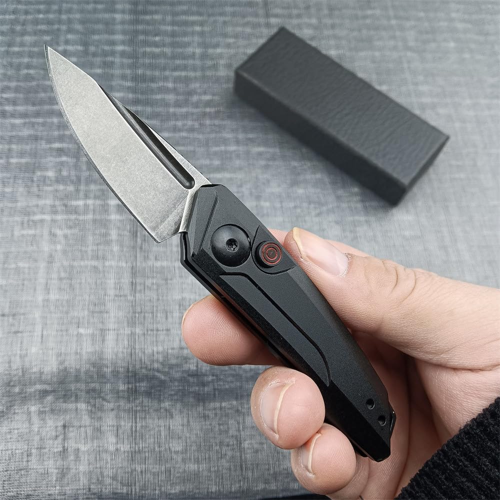 HUAAO compact knife with 45 g weight in hand.