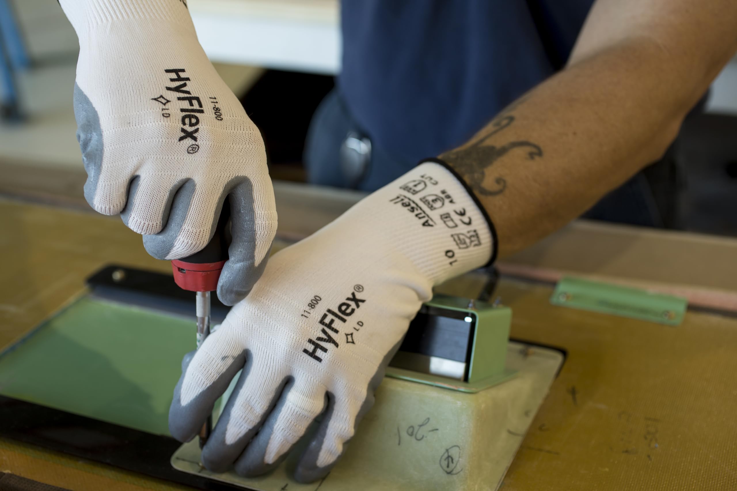 HyFlex 11-800 thin 15-gauge liner supporting dexterity during manual work.