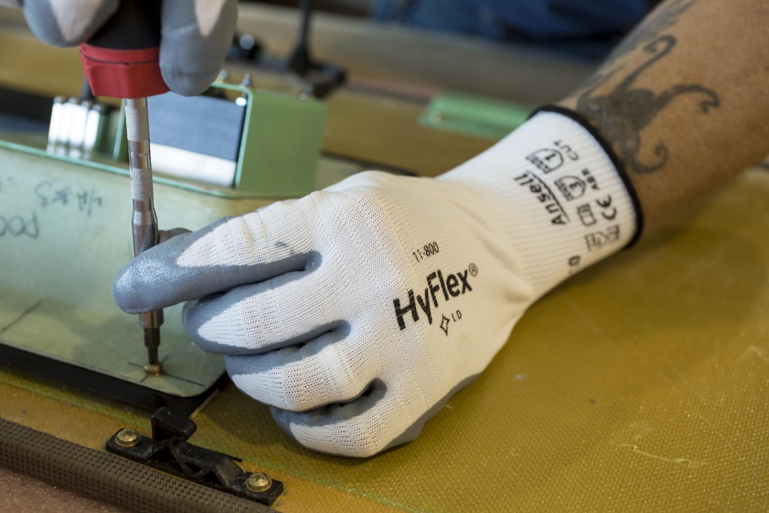 Gloves in pick-and-pack task providing controlled handling with HyFlex 11-800