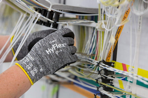 HyFlex 11-801 grip demo highlights secure handling in wet or oily conditions.