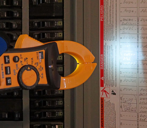 IDEAL TightSight built-in flashlight aids safety in dim environments.