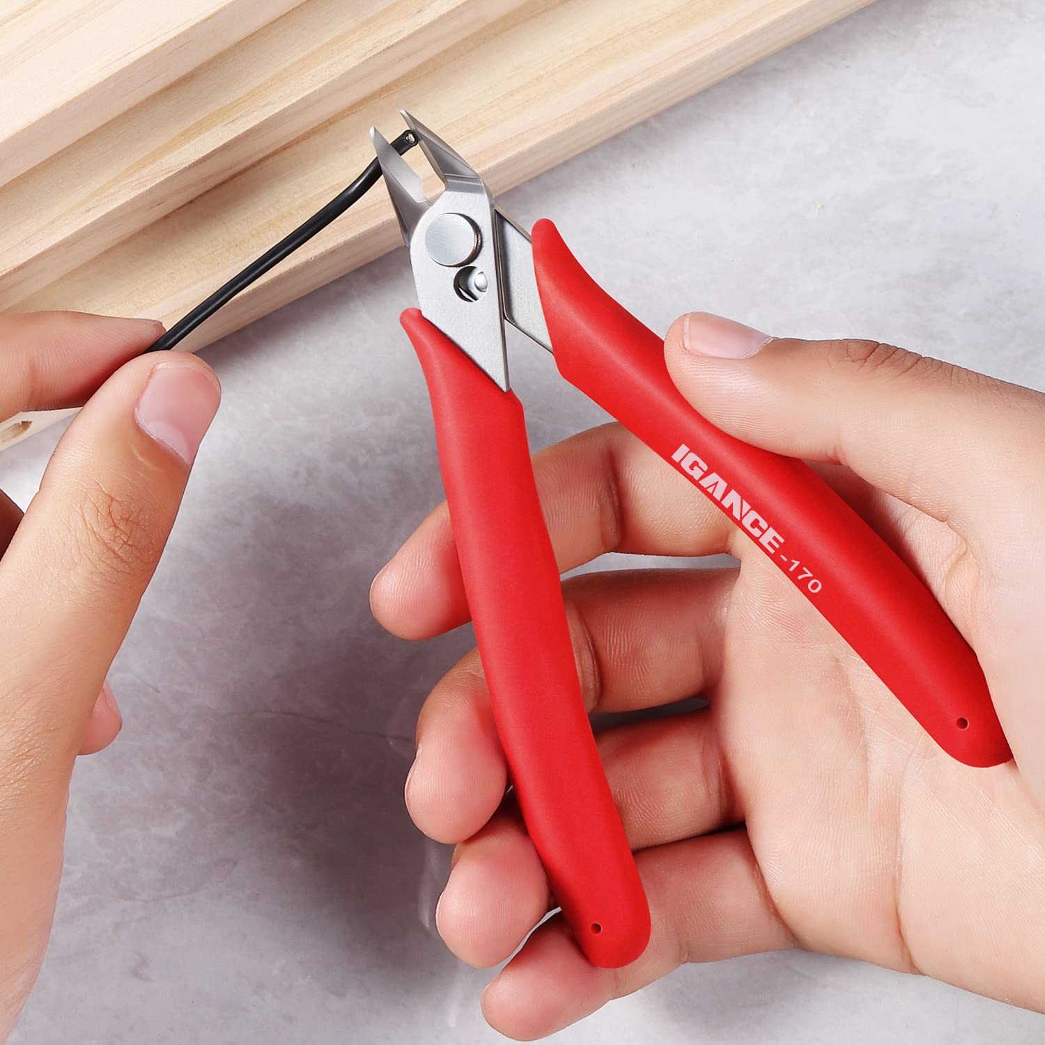 IGAN 170 ergonomic TPE grip provides comfortable handling.