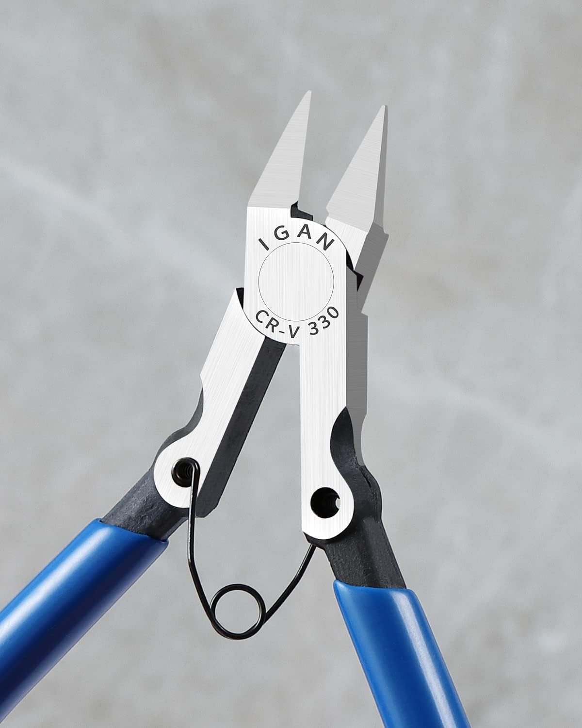 IGAN 330 CR-V steel heat-treated close-up highlights hardness and durability.