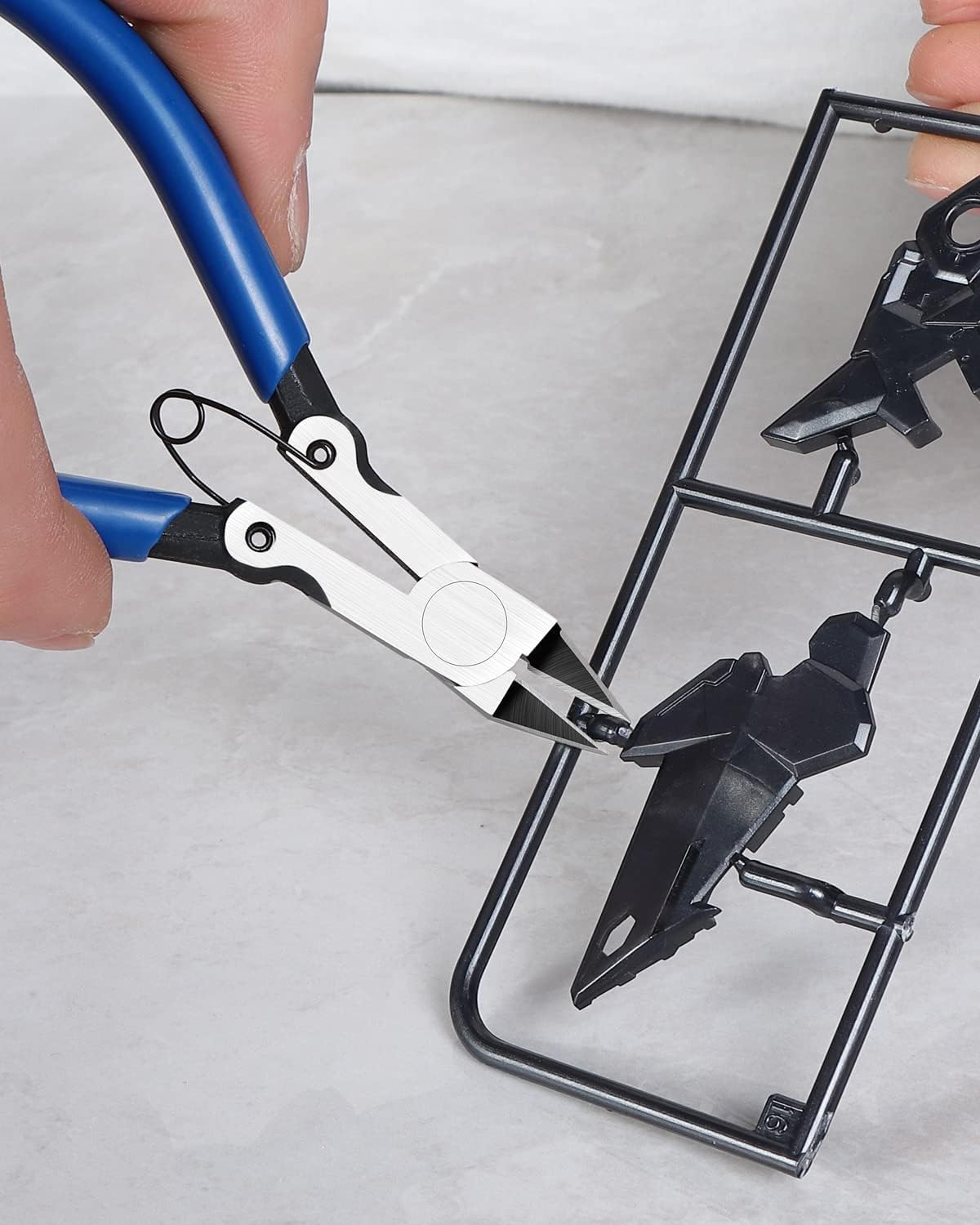 IGAN 330 ergonomic non-slip grip for comfortable, precise operation.