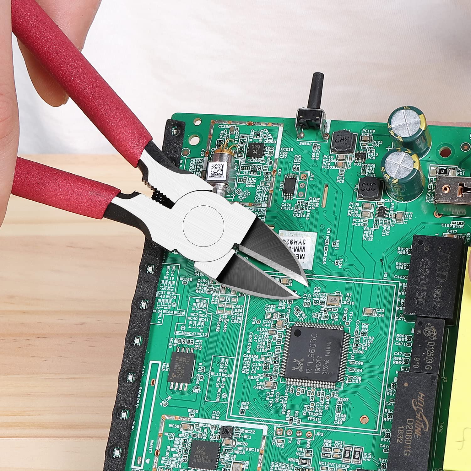 IGAN P6 spring-loaded mechanism provides smoother snips and less strain.