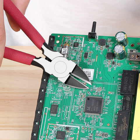 IGAN P6 spring-loaded mechanism provides smoother snips and less strain.