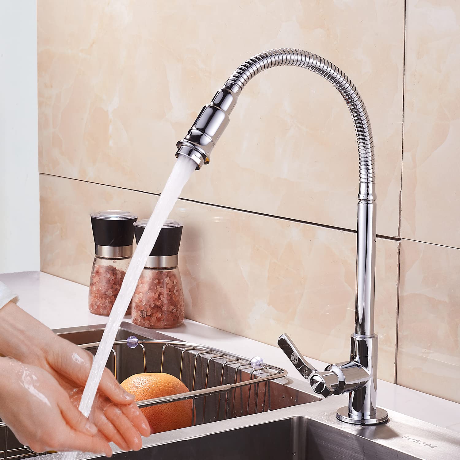 Inchant built-in strainer reduces splash and smooths water flow.