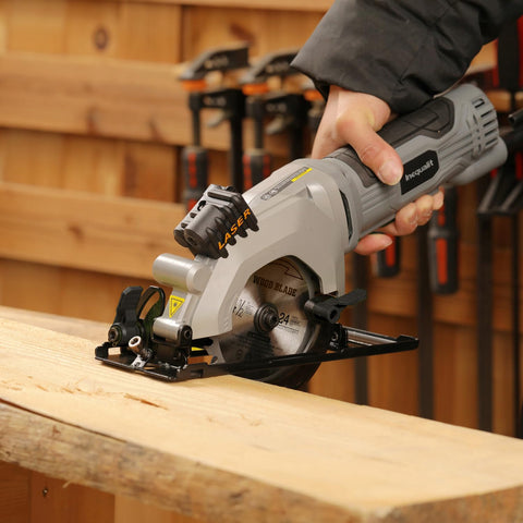 Inequalit mini circular saw blade change with included Allen key for quick setup.