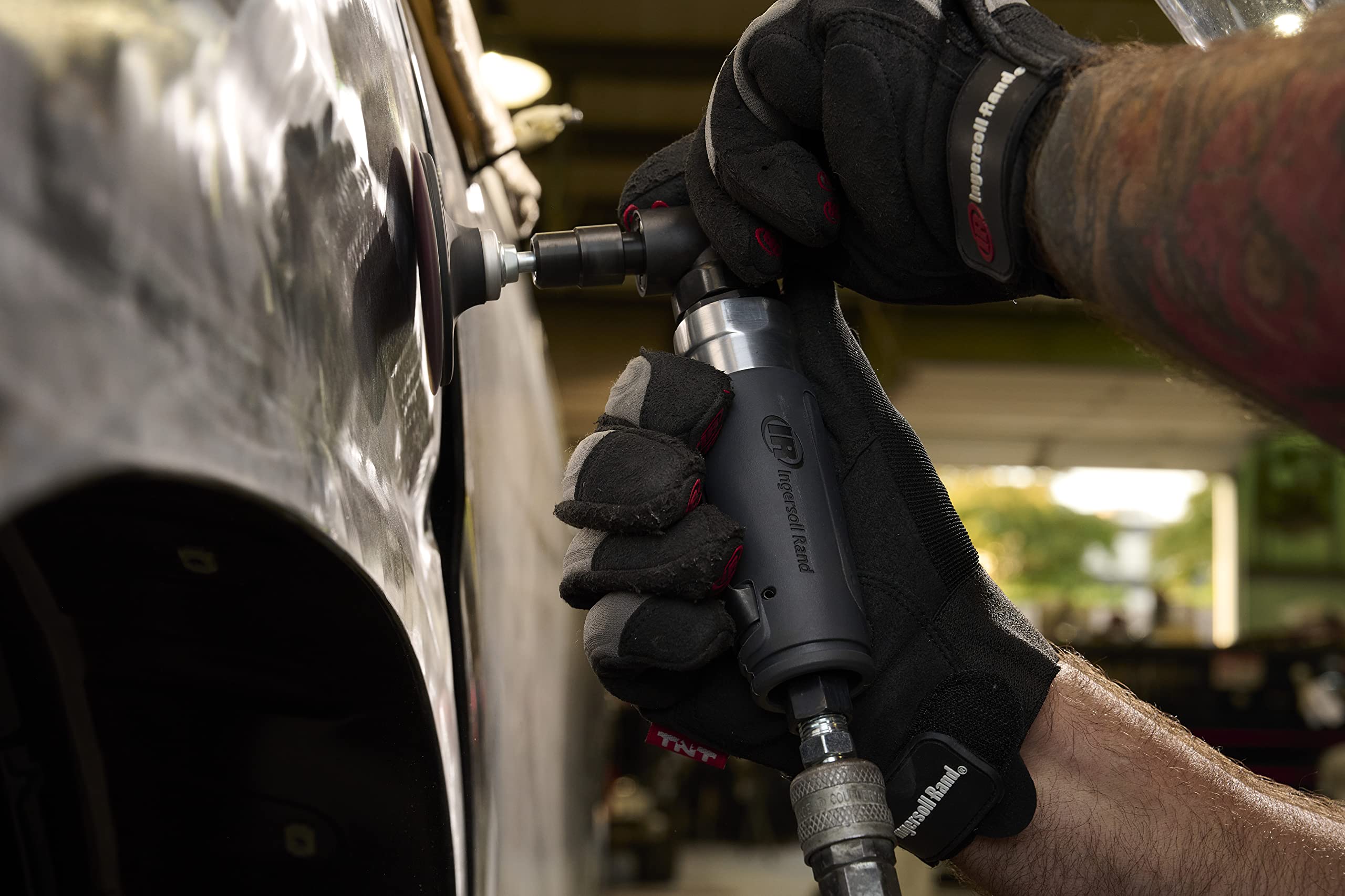 Ingersoll Rand 302B lightweight design supports overhead and extended use.