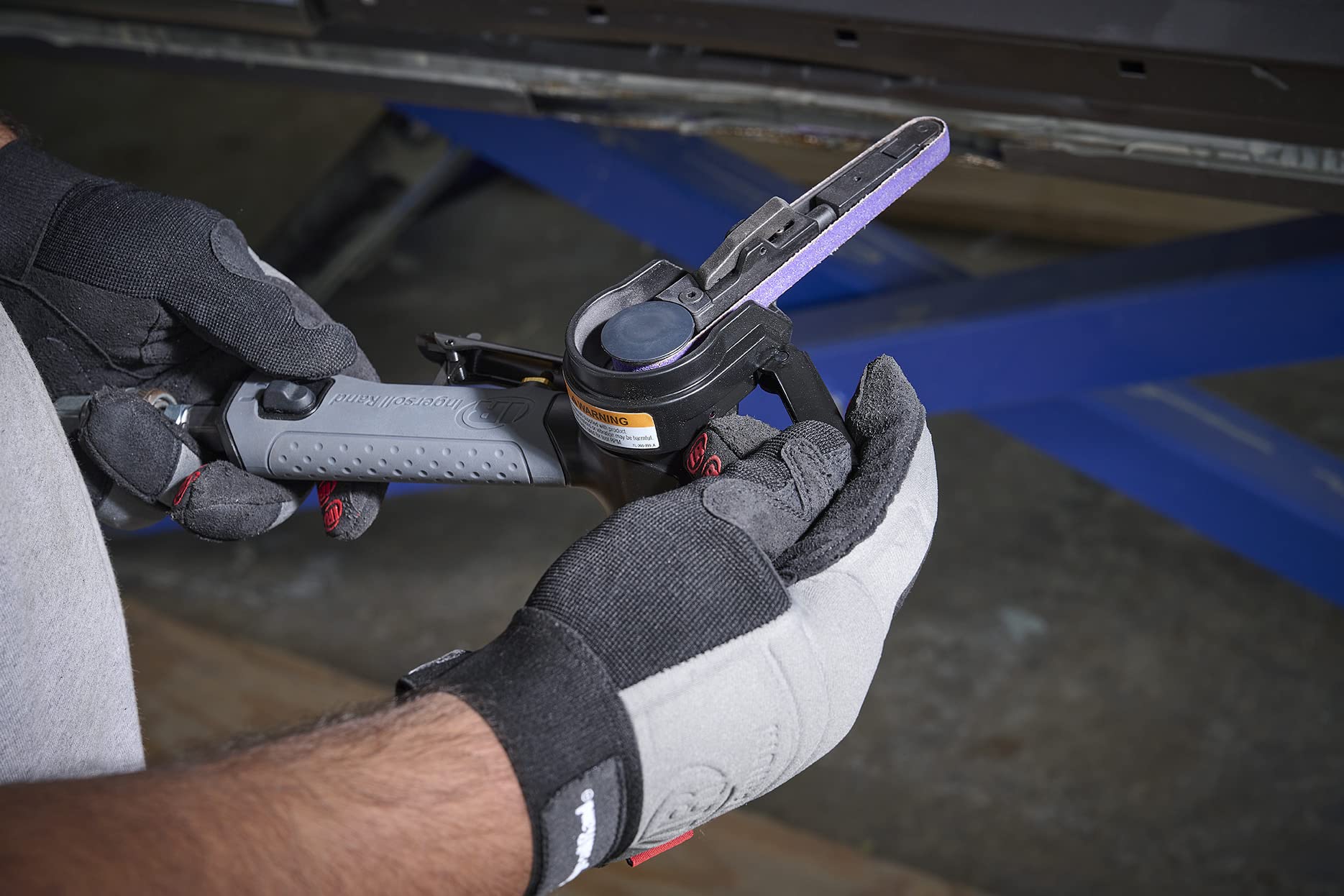 Tool-free articulating arm on the 360-313 aids hard-to-reach areas.