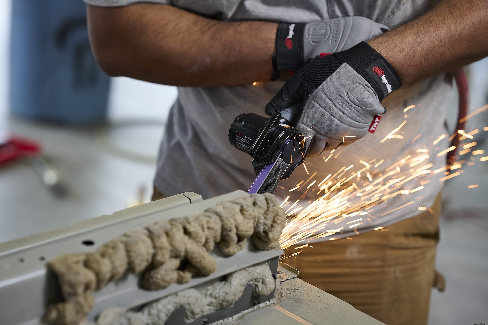 Ingersoll Rand 360-418 tool-free belt change enables quick grit swaps