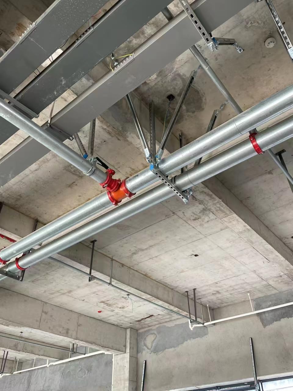 IRONROBUST channel rail for pipe and conduit support with reliable strength.