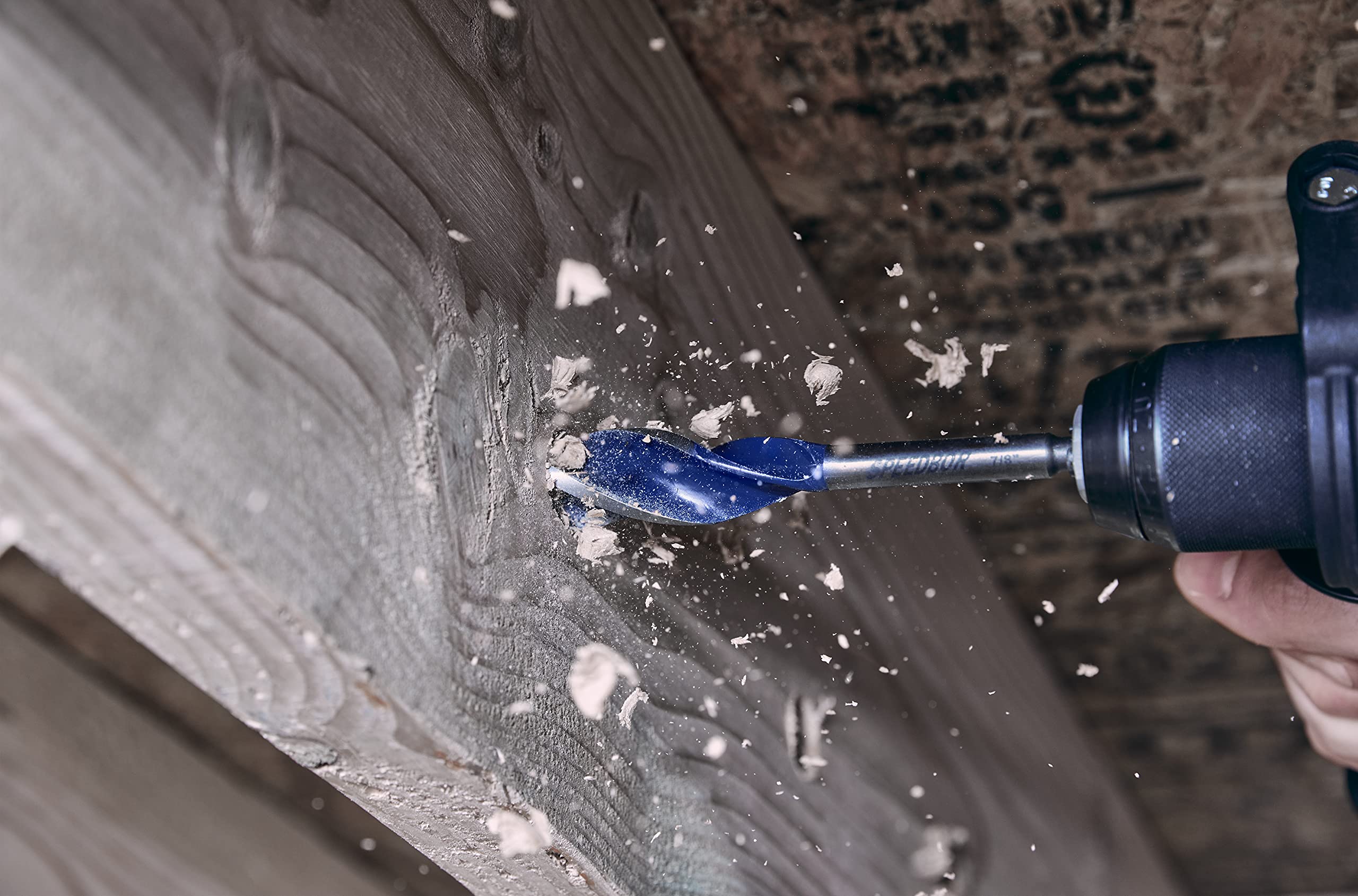 IRWIN Speedbor Max full screw tip enables self-feeding starts.