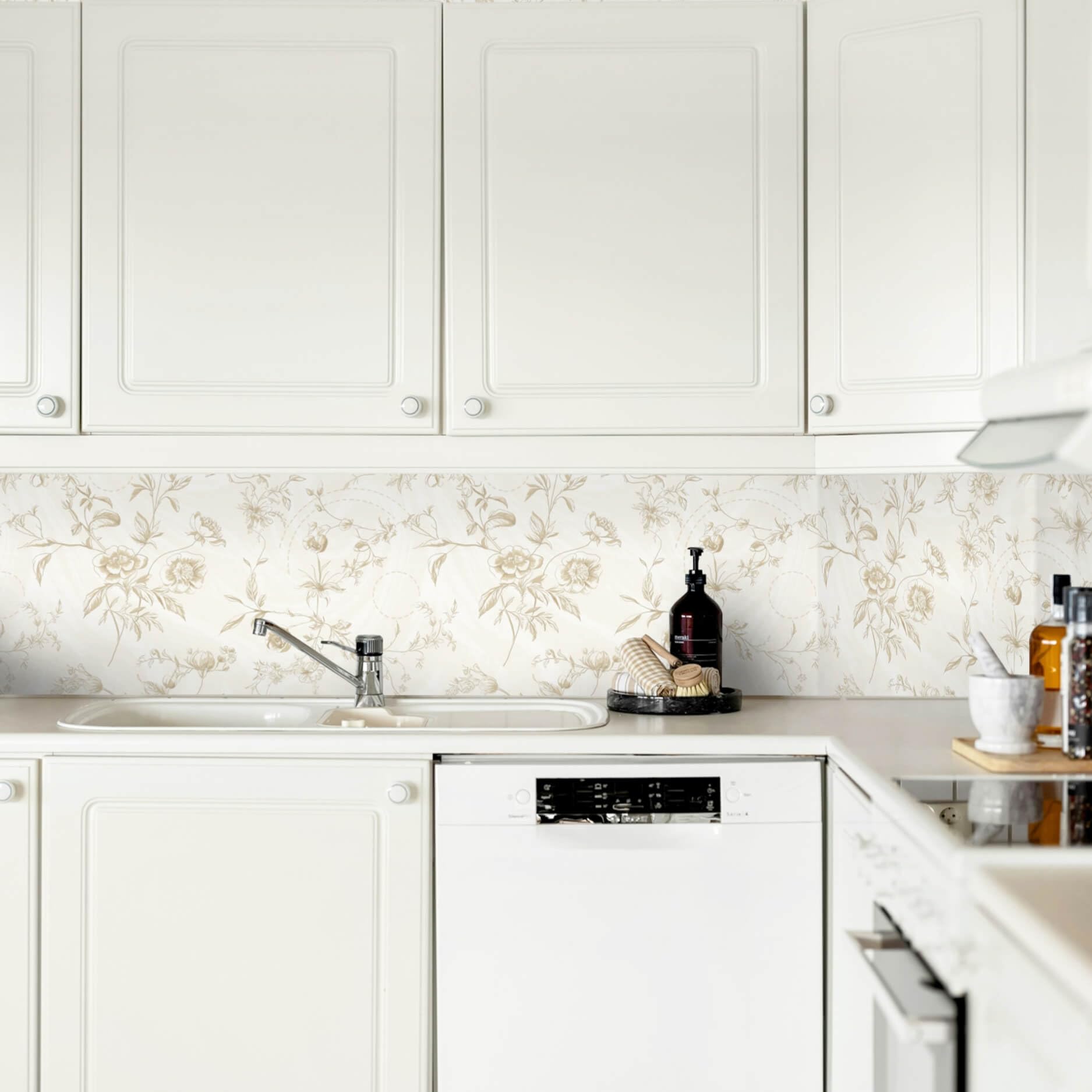 Ismoon beige floral wallpaper with brushstrokes detail for romantic vibe.