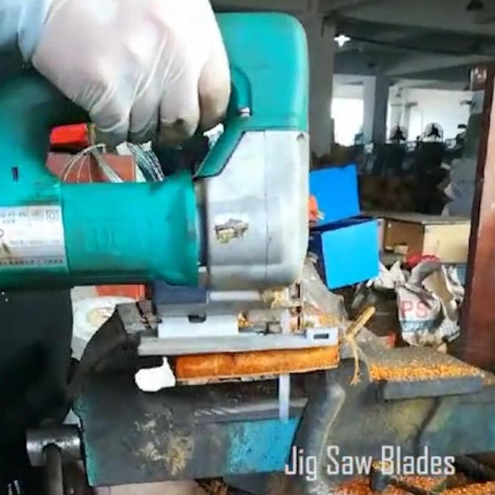 Janchi T101B blades cut wood and plastic for versatile projects.