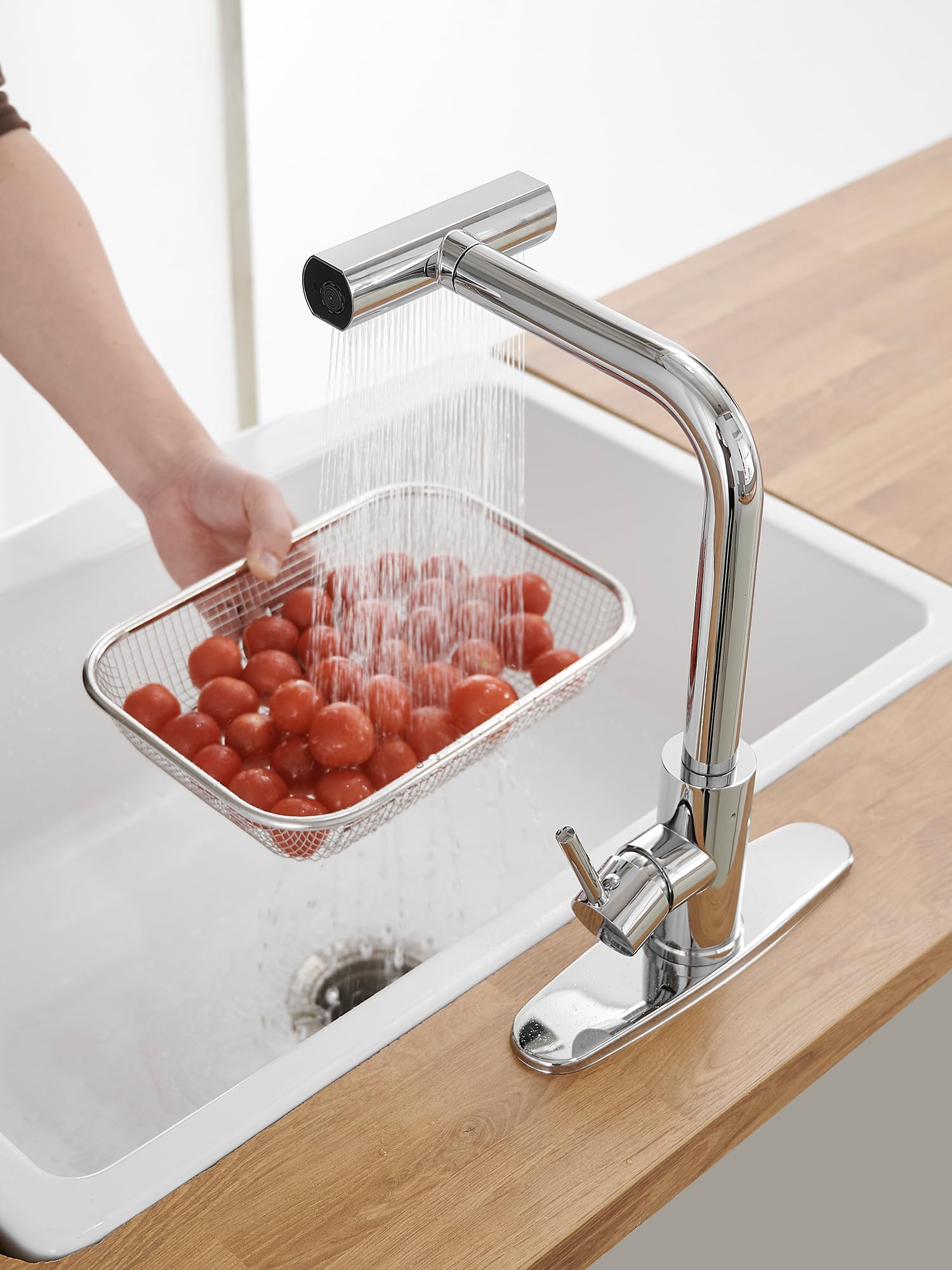 JOOM faucet with 360° swivel enables easy reach from any angle.