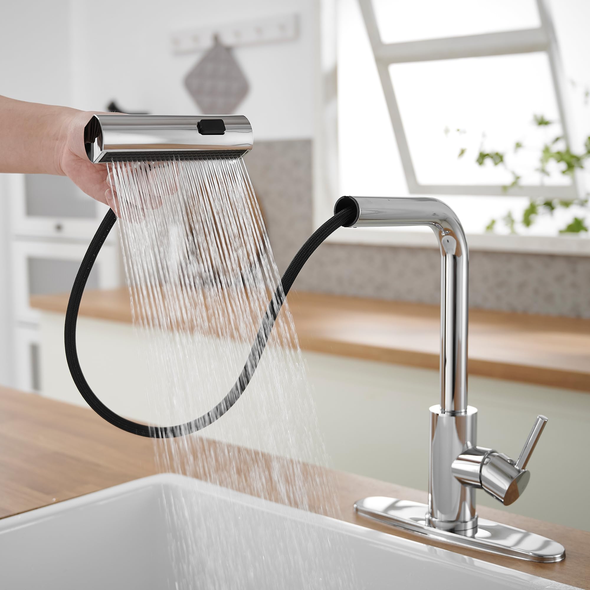 JOOM retractable hose allows seamless rinsing in hard-to-reach spots.