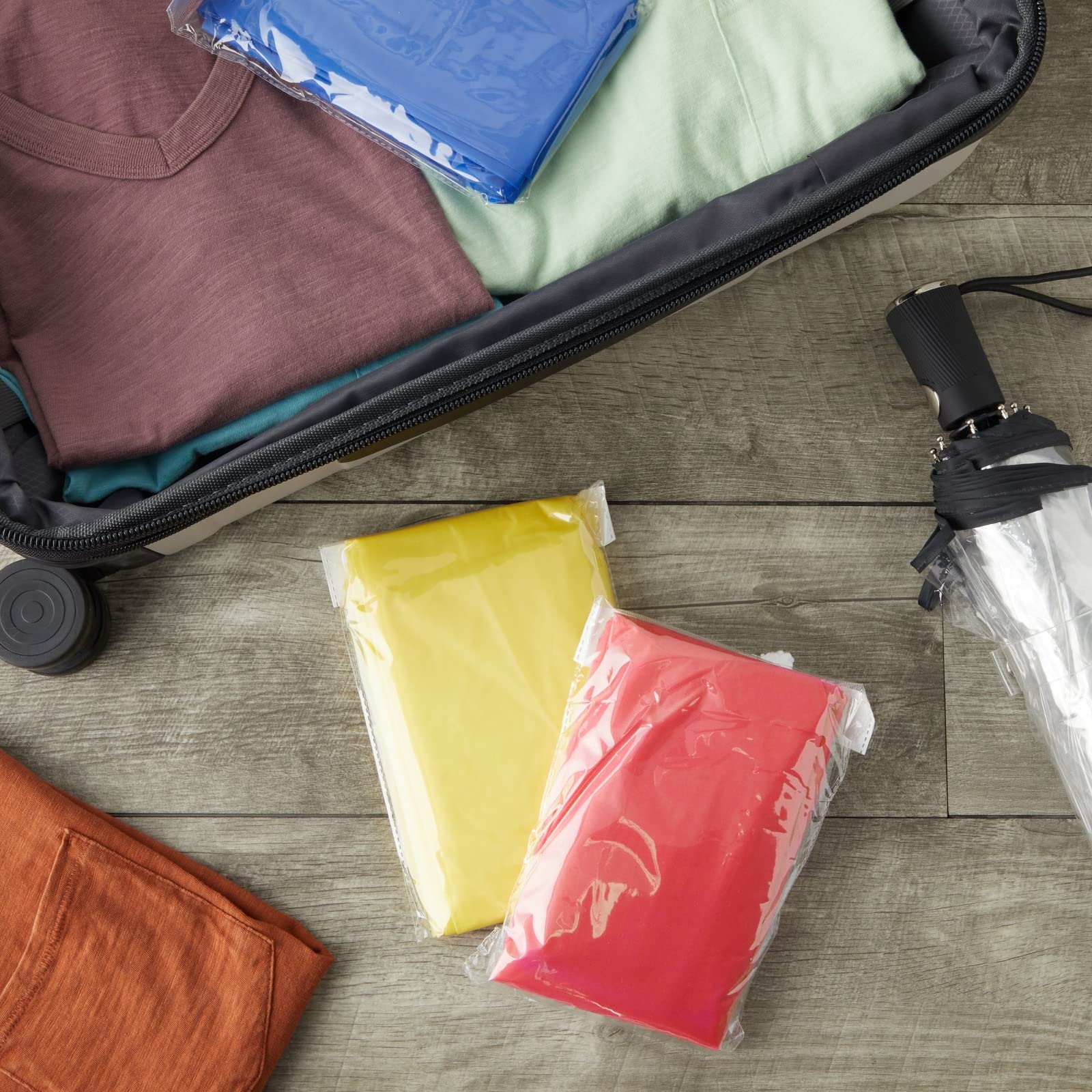 Juvale green poncho provides lightweight rain protection outdoors.
