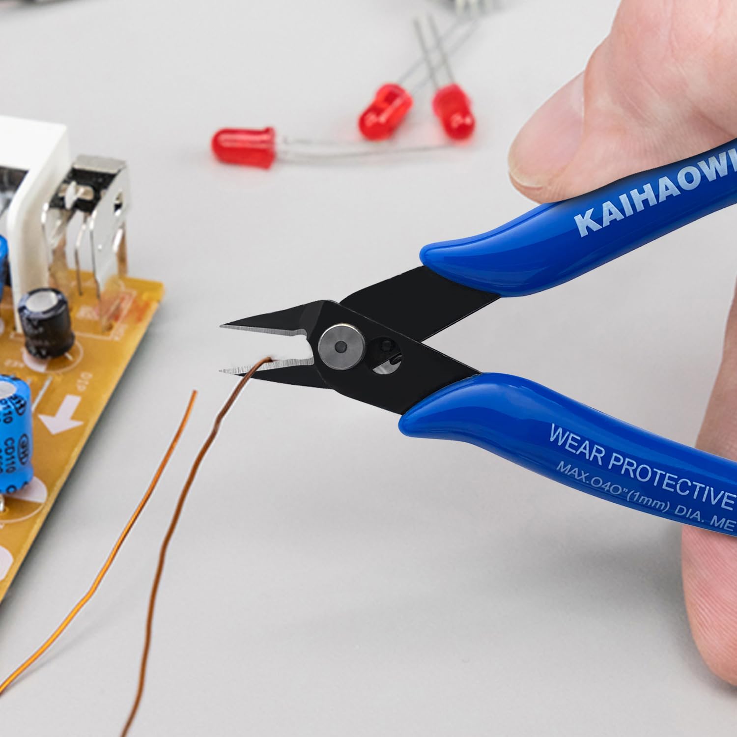 Ergonomic rubber-grip handles on KAIHAOWIN blue cutters.