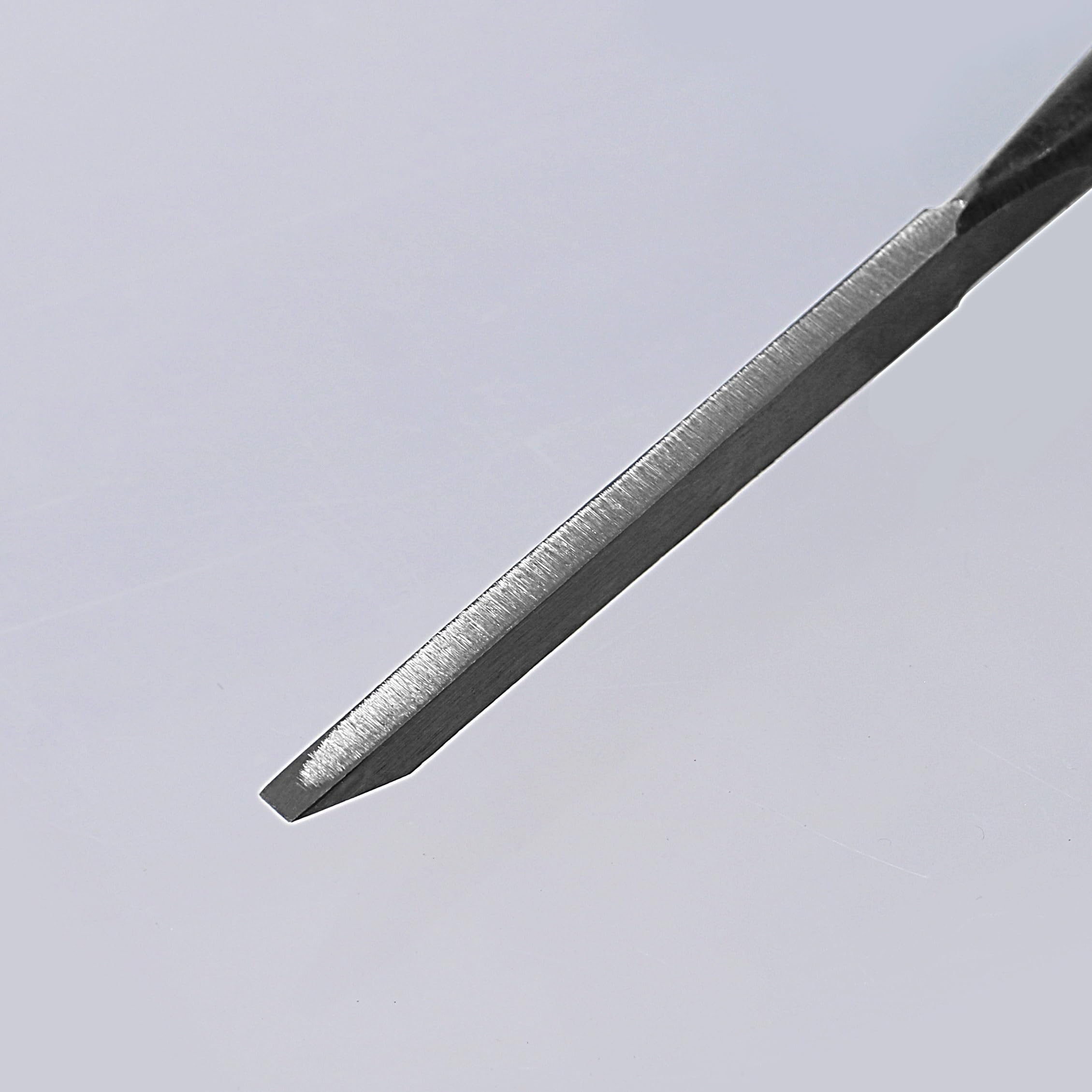 KAKURI hollow-ground blade back for easy sharpening and clean cuts.