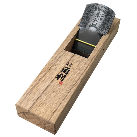 KAKURI KanNA blade close-up shows sharp laminated edge for smooth wood finishing.