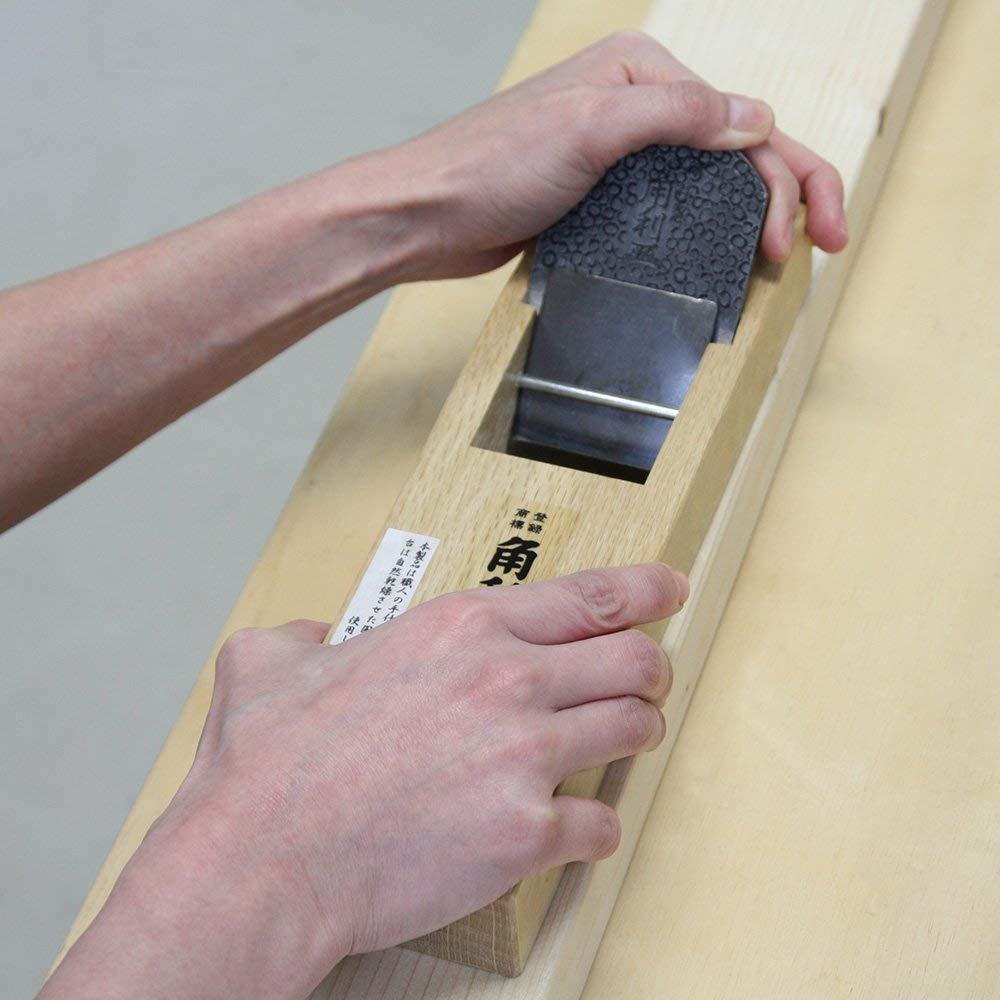 Oil-finished white oak body delivers durable, warp-resistant planing