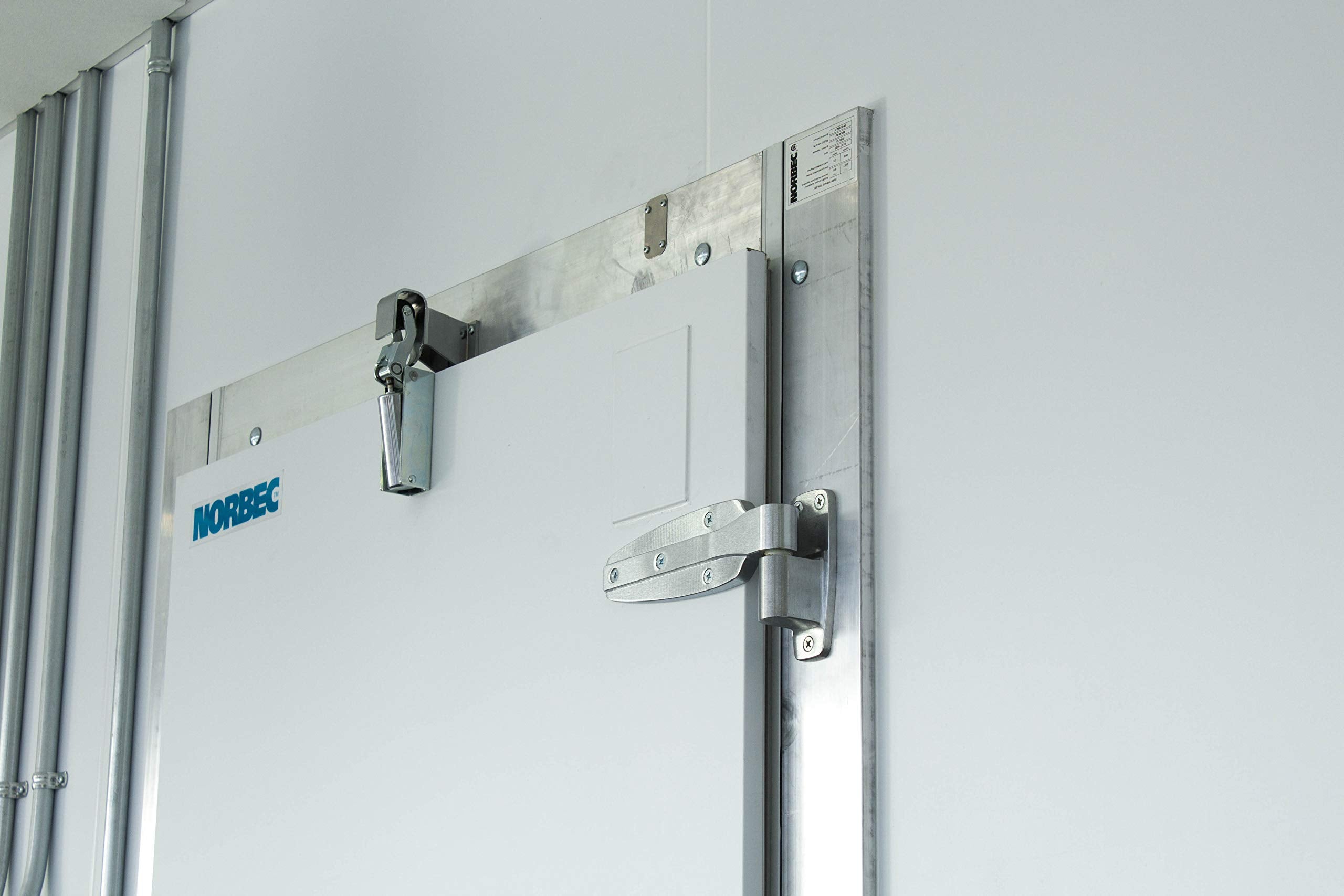 Kason 1094 SureClose hydraulic action delivers quiet, controlled closing in high-traffic spaces.