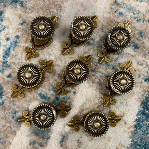 Kelier packaging shot shows eight knobs and screws ready to install.