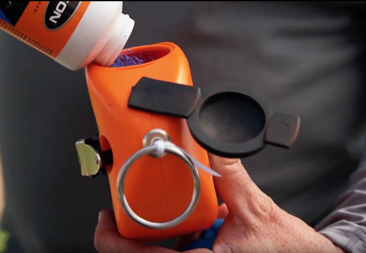 Keson G100 bigmouth chalk port enables easy fill and secure seal.