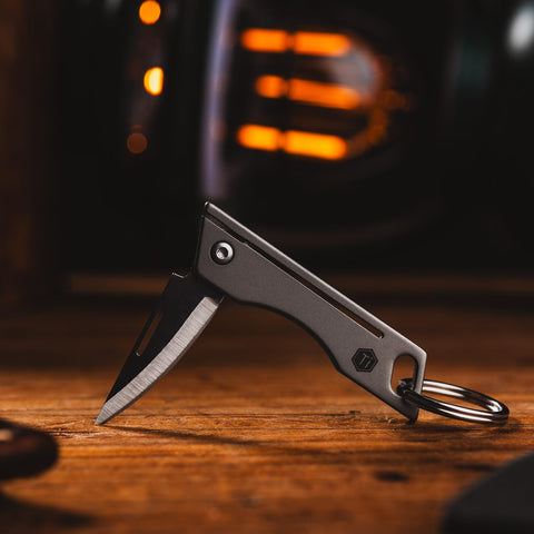 KeyUnity KK06 folded knife demonstrates compact pocket-friendly design for EDC.