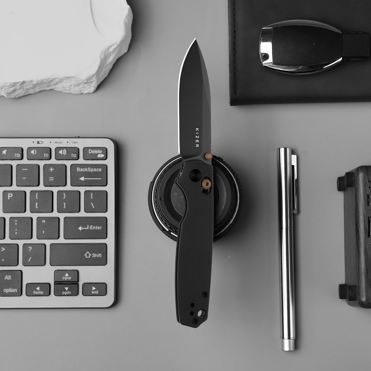 Kizer Pokiman low-reflection black finish enhances everyday carry