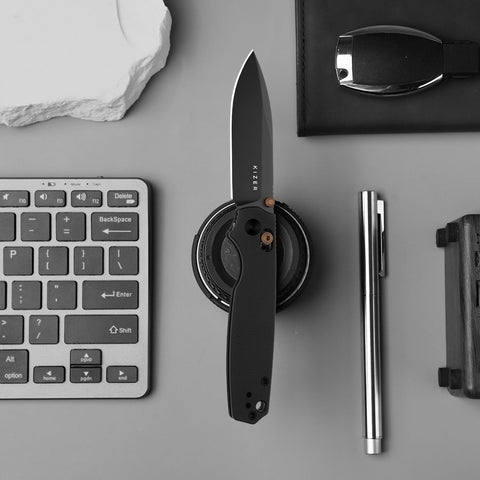 Kizer Pokiman low-reflection black finish enhances everyday carry