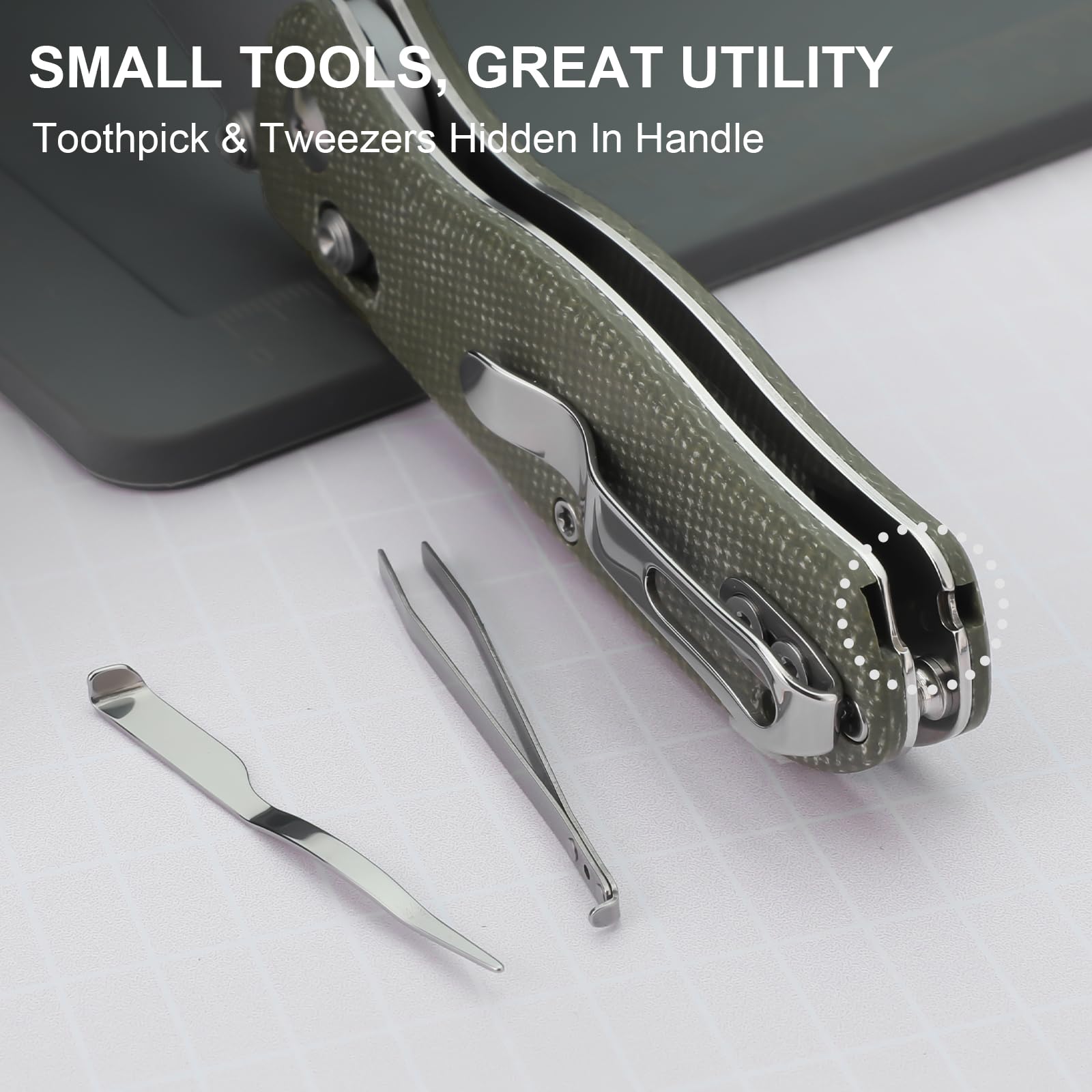Kizer Uti Bear includes five replacement blades for quick tasks.