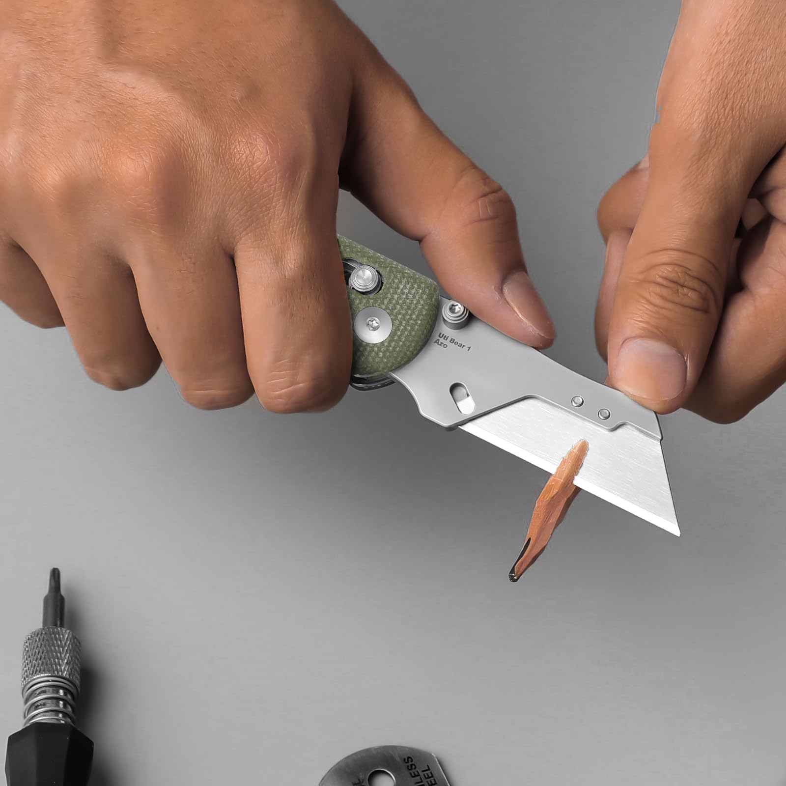 Kizer Uti Bear blends style and practicality for urban and outdoor use.