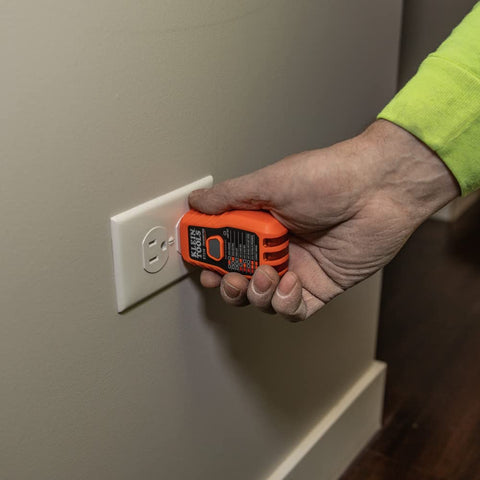 Klein Tools ET310 receiver shows visual and audible cues for the right breaker.