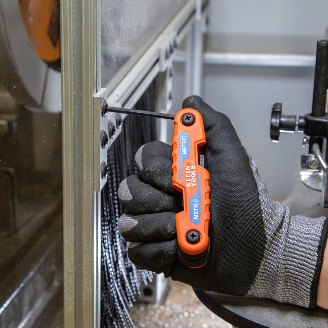 Klein Tools square-ended blades ensure full-depth contact with sockets