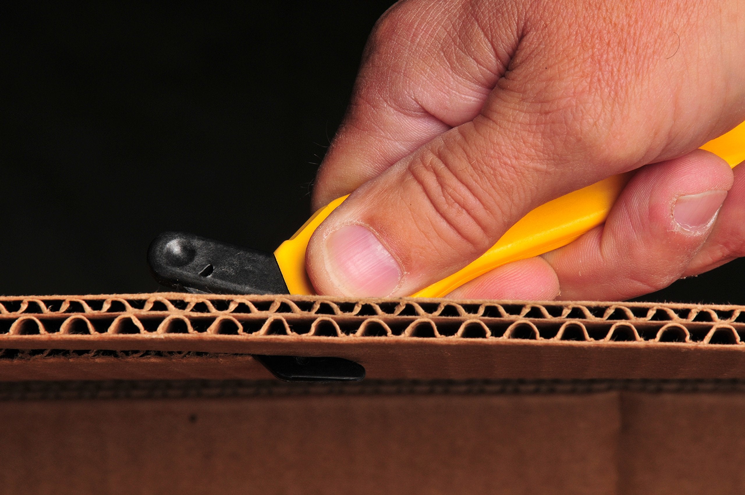 Double-wall blade designed for thick cardboard and protective wrapping.