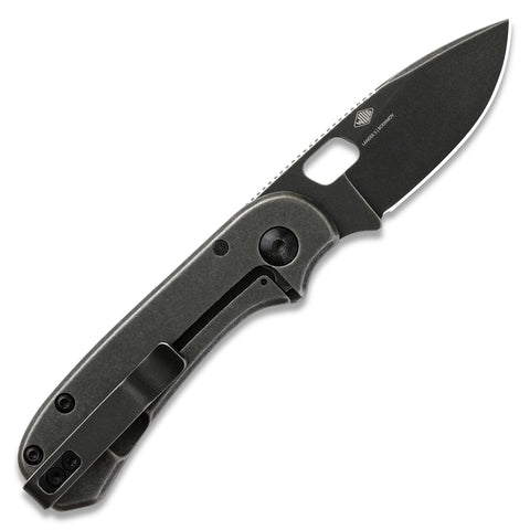 Knafs Lander 5 thumb-hole open for one-handed deployment outdoors