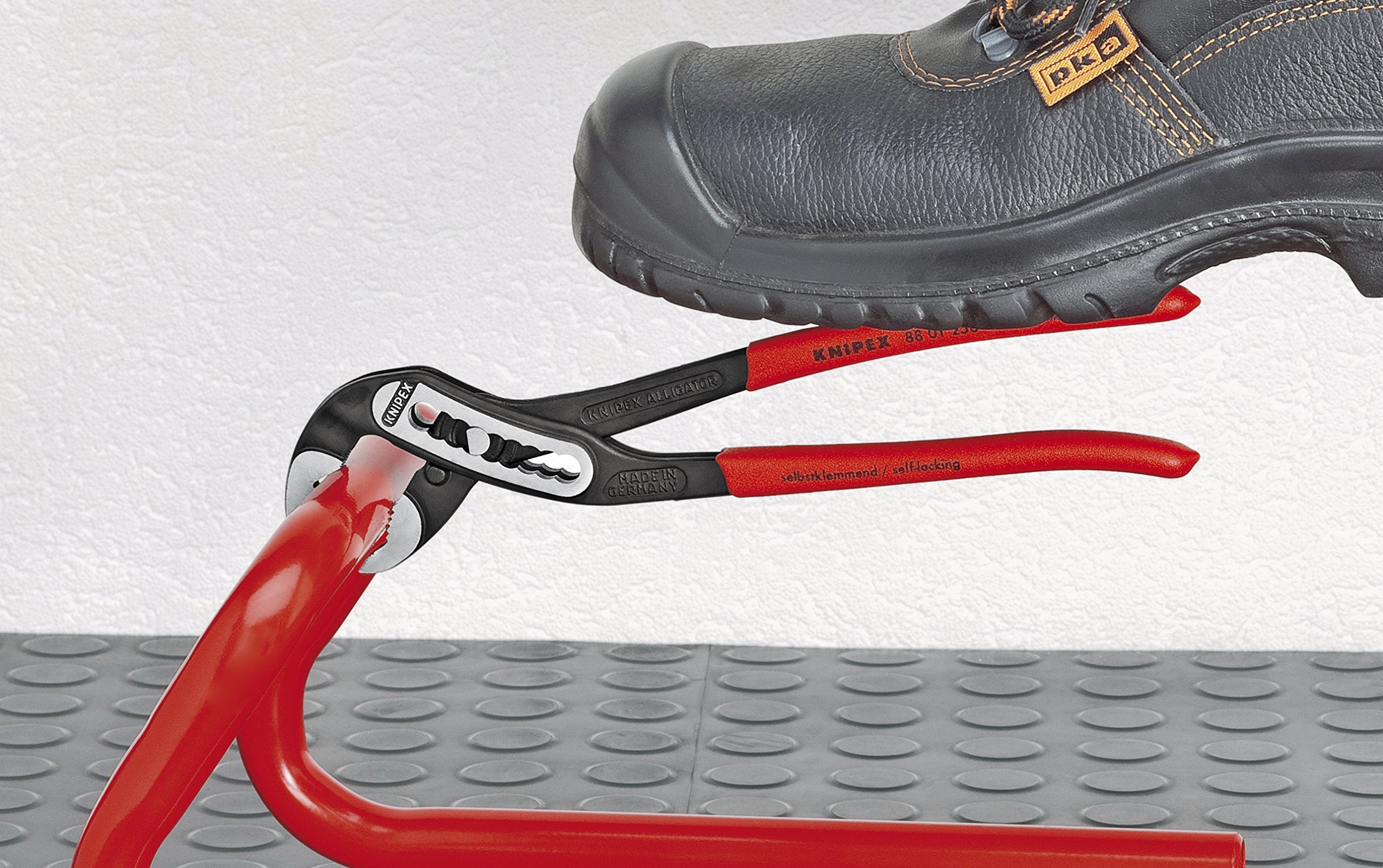 KNIPEX coated handles close-up conveys slip-resistant feel