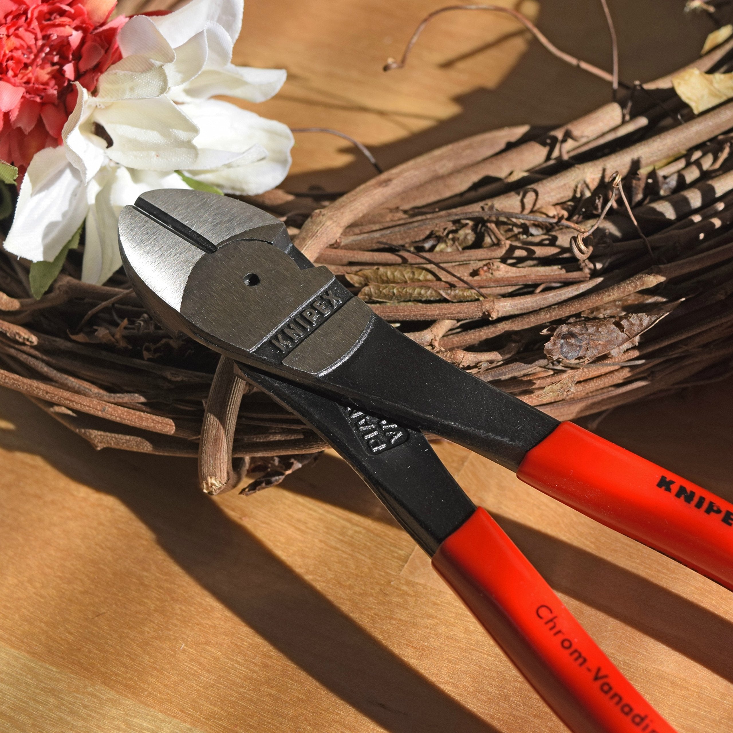 KNIPEX 74 01 140 nails cut cleanly with high-leverage action