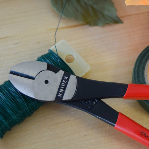 KNIPEX 74 01 140 in-use cutting wire with smooth, controlled action