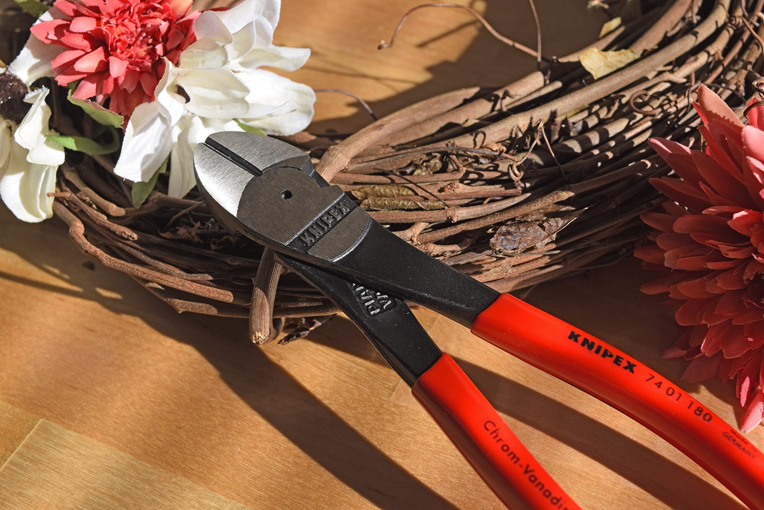KNIPEX 74 01 180 forged axle ensures durability for heavy-duty applications.