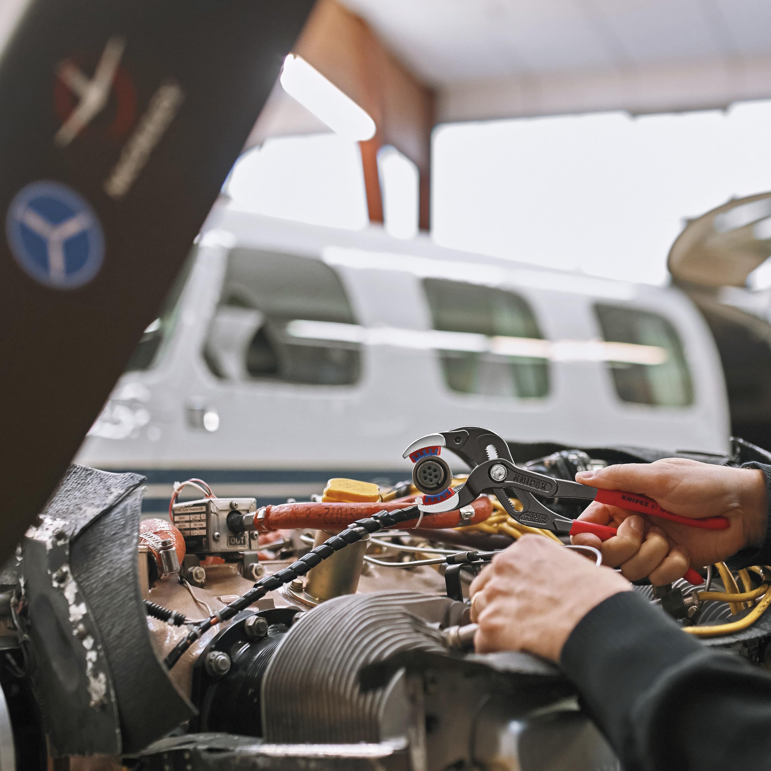 KNIPEX ideal for aviation and automotive electrical connections in tight spaces.