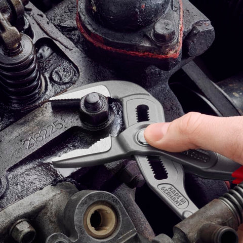 KNIPEX Cobra Extra Slim secure hinge bolt prevents unintentional shifting.