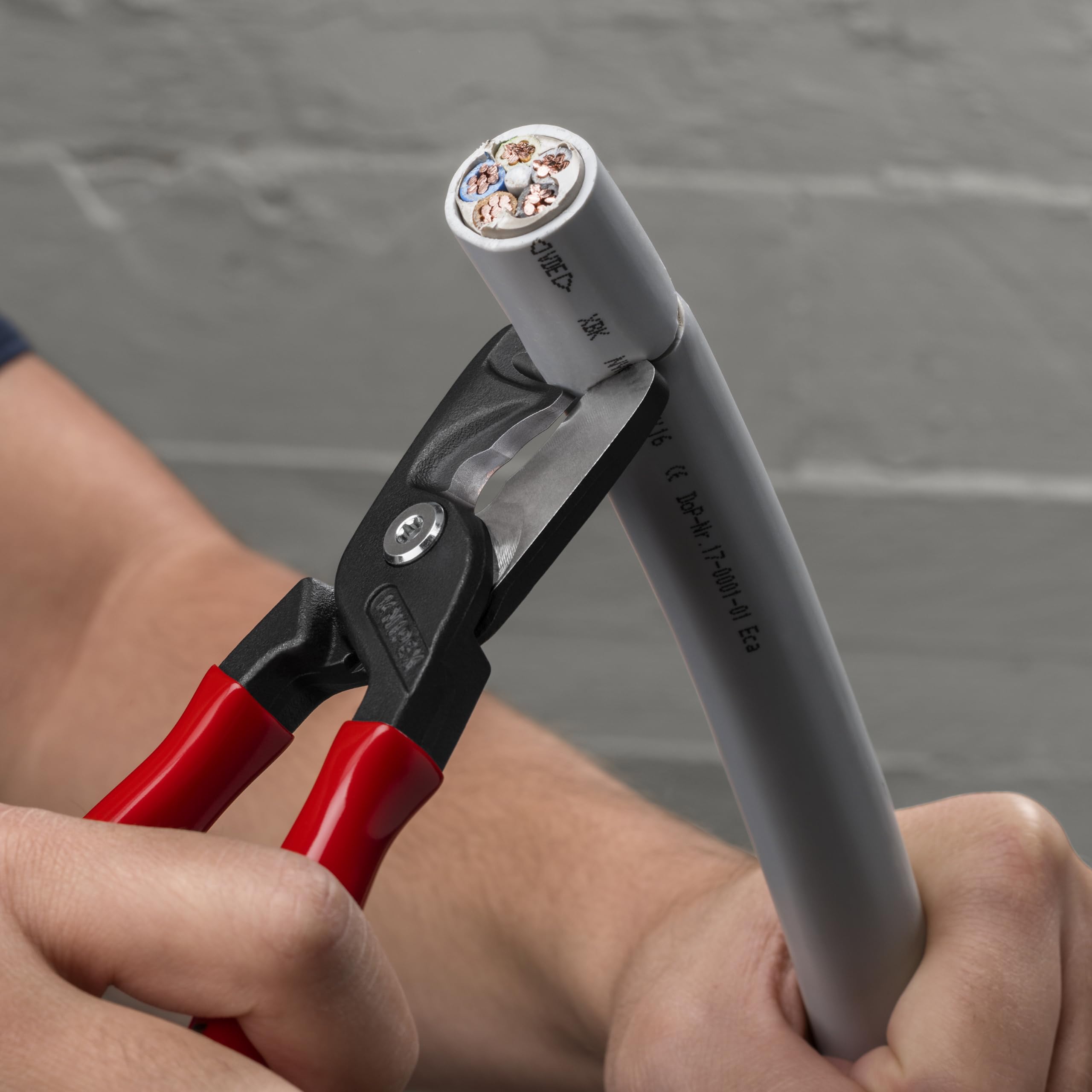 KNIPEX StepCut XL in use shows leverage and control on a cable