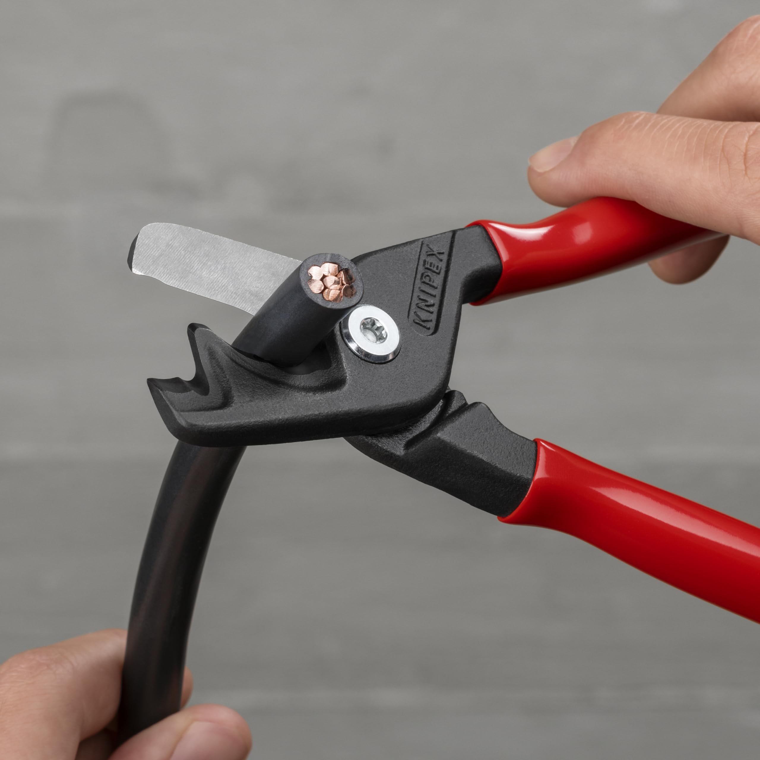 KNIPEX StepCut XL nibble edge demonstrates gradual cut for larger cables