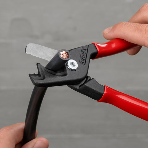 KNIPEX StepCut XL nibble edge demonstrates gradual cut for larger cables